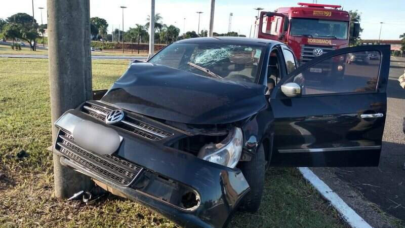 Energ Tico E Whisky Tr S Jovens Ficam Feridos Ao Baterem Carro Em