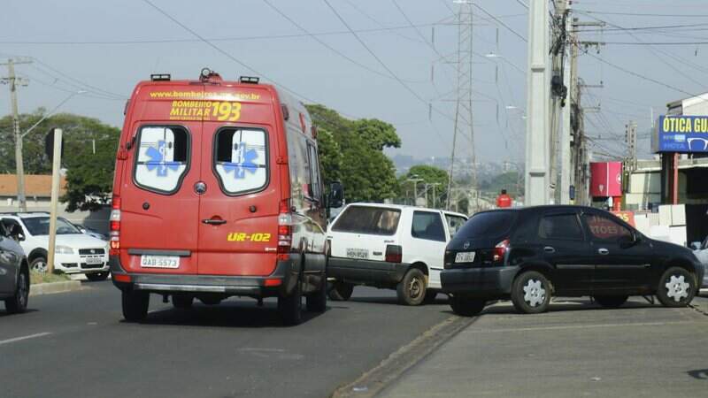 Motorista Fica Inconsciente Ap S Bater Carro Em Poste Na Avenida