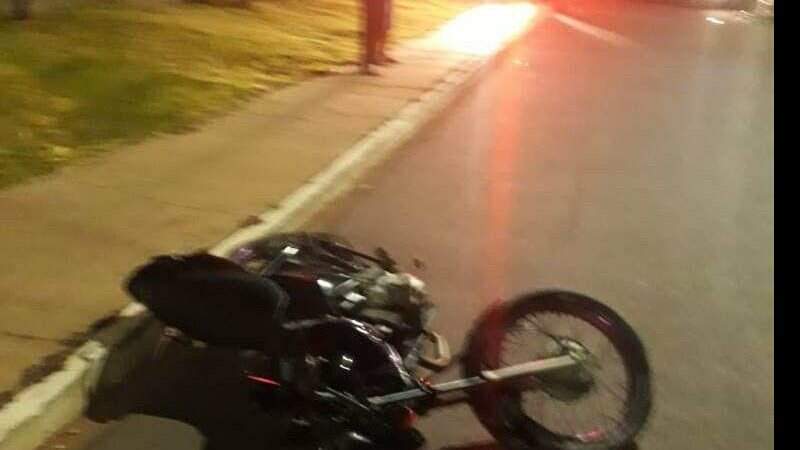 Adolescente de 17 anos morre ao colidir moto em árvore no canteiro de