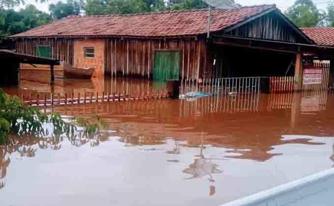 Rio Miranda sobe e avança sobre casas de ribeirinhos em distrito de