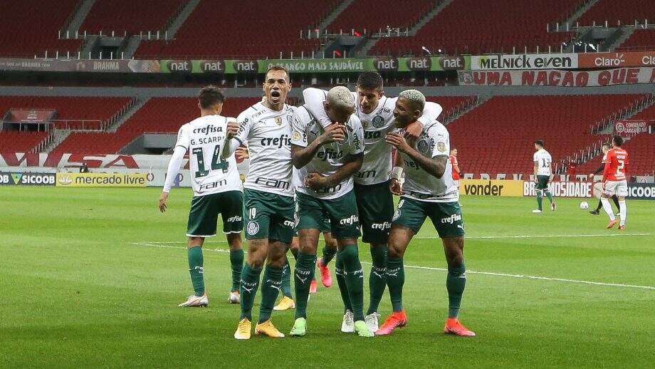 Um A Menos Palmeiras Marca No Fim E Supera O Inter No Beira Rio