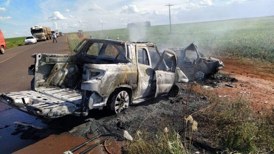 Carros Batem De Frente Pegam Fogo E Gr Vida Morre Na Ms