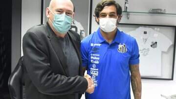 Ricardo Goulart ao lado do presidente Andrés Rueda - Foto: (Ivan Storti/Santos FC)