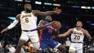 LeBron James na marcação de Isaiah Stewart em Lakers x Pistons - Reuters