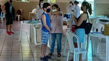 Criança acompanhada da mãe recebendo primeira dose da vacina contra a Covid-19 - Graziela Almeida, Jornal Midiamax