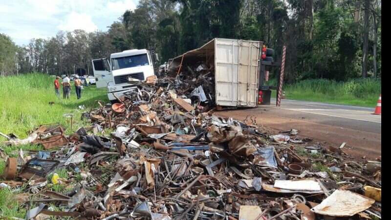 Caminhão carregado com sucata que saiu de Dourados tombou em rodovia paulista