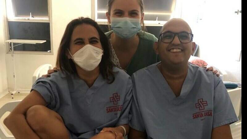 Eliene, uma enfermeira que participou do transplante ao meio e Renie à direita