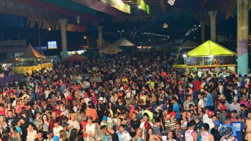 Foliões no Carnaval de 2020 em Paranaíba