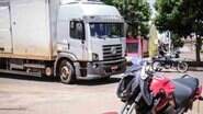 O caminhão e o motociclista da Honda Fan seguiam pela rua da Divisão no mesmo sentido. - Henrique Arakaki/Midiamax