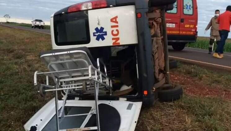 Ambulância que seguia com vítima se envolveu em acidente durante percurso
