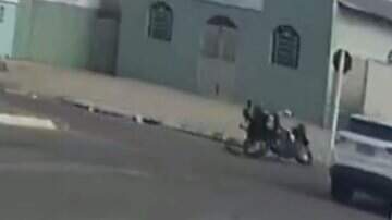 Motociclista foi arremessado após a colisão - (Reprodução, Vídeo)