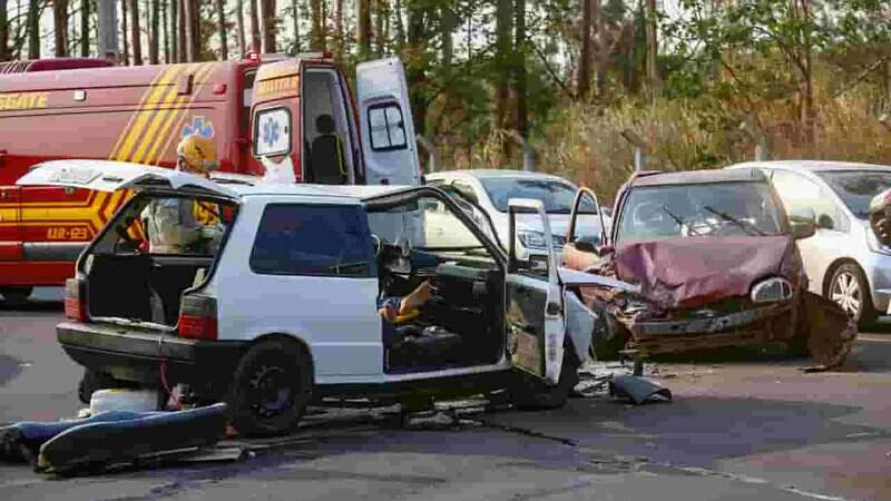 Acidente deixou carros bastante danificados