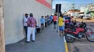 Prefeitura de Coxim flagrou espera de clientes em fila para atendimento em agência bancária - PMC/Divulgação
