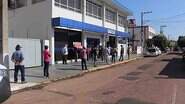 Fiscalização flagrou fila na área externa da agência da Caixa em Coxim - PMC/Divulgação