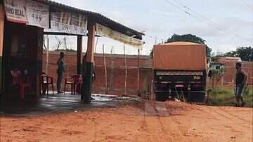 Carreta atingiu pilar e parou em construção ao lado de conveniência - IviNotícias, Divulgação