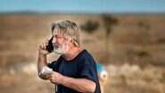 Alec Baldwin abalado em telefone após tiro em set de filmagem do filme "Rust" - Foto: Reprodução/Site do The Santa Fe New Mexican