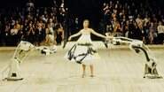 Último vestido apresentado na performance final do desfile Nº.13 do estilista Alexander McQueen (1999) será tema da Oficina "Roupa Musealizada” - (Foto: Getty Images)