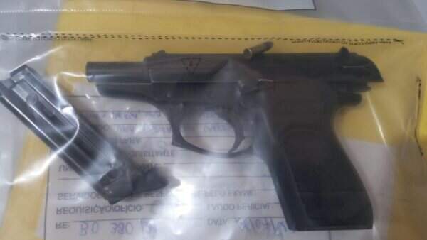 Pistola foi encontrada no guarda-roupas da casa