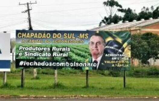 Outdoor em Chapadão do Sul ressaltado o agronegócio 'fechado com Bolsonaro'