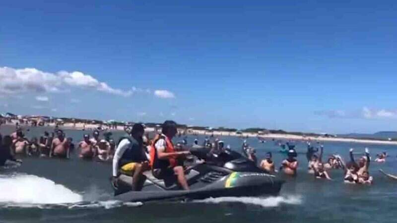 Bolsonaro andou de jet ski durante férias em SC