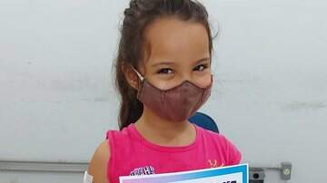 Menina recebeu certificado da coragem depois de tomar primeira dose da vacina - Prefeitura Municipal, Divulgação