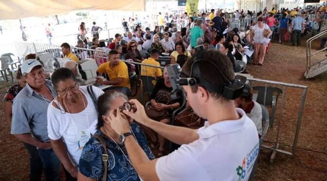 Pacientes durante atendimento da oftalmologia na Caravana da Saúde