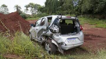 O motorista do Peugeot bateu em um Fiat Uno e não prestou socorro às vítimas. - Leonardo De França/ Midiamax