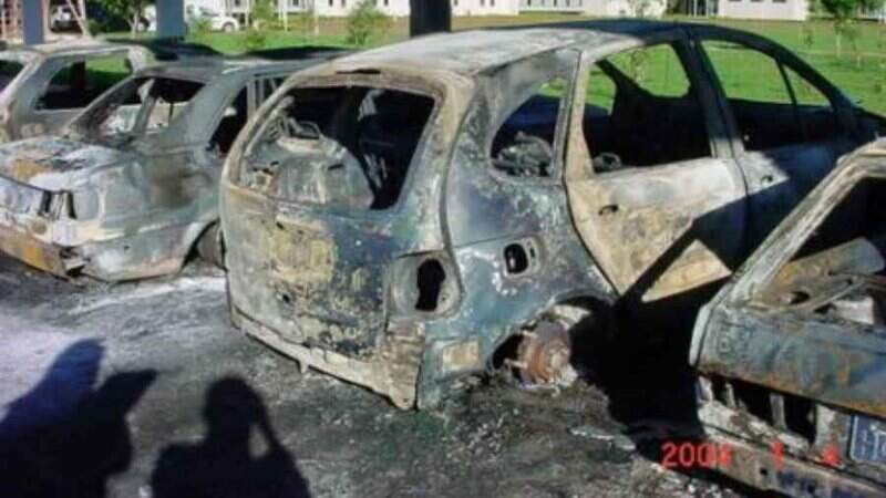 Carros foram incendiados no atentado