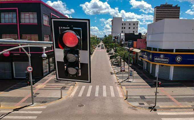 Maioria das cidades deve permitir somente atividades essenciais e não essenciais de baixo risco, conforme programa.