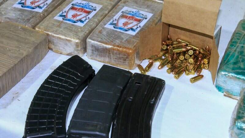 Junto com a droga foram encontradas munições de fuzis e carregadores