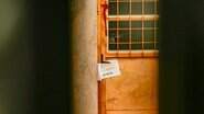 A creche funciona em uma casa do bairro e está vazia. Uma placa de interdição foi fixada na porta. - Marcos Ermínio/Midiamax