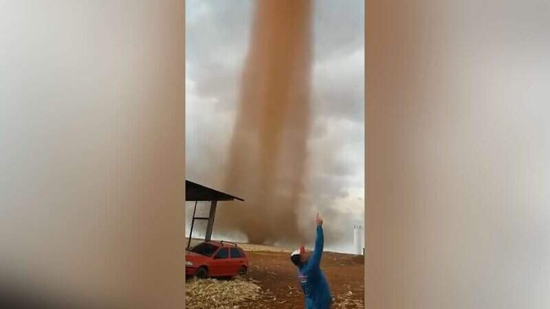 Furacão de areia, em Dourados