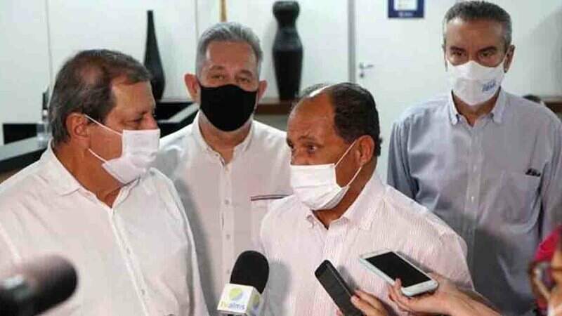 Sérgio de Paula (esq.) informou que governo liberou destinação das emendas 100% para a saúde