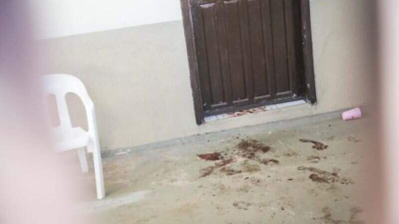 Sangue espalhado por residência chamou atenção de vizinhos na manhã seguinte a feminicídio de idosa.