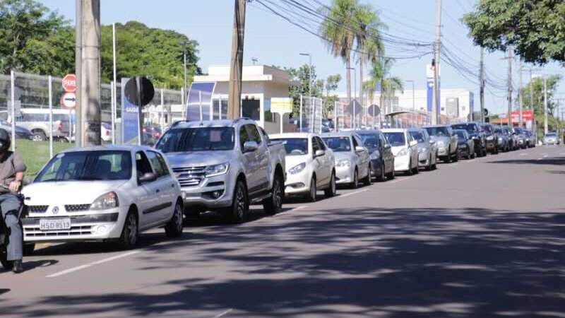 Carros formaram fila gigante no Drive do Albano Franco