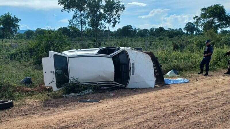 Veículo capotado no acostamento da estrada de terra