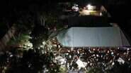 Imagem aérea mostra aglomeração com cerca de 300 pessoas no local. - (Foto: Divulgação)