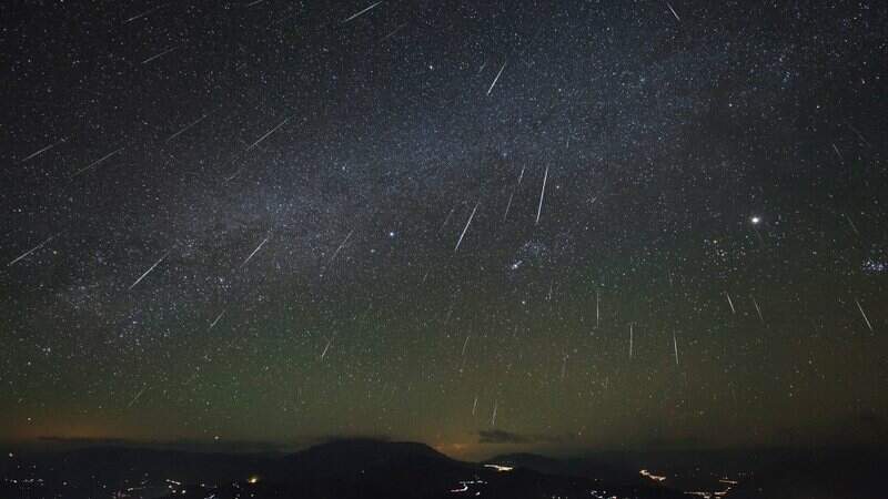 Chuva de meteoros Geminídeas fotografada em 14 de dezembro de 2012