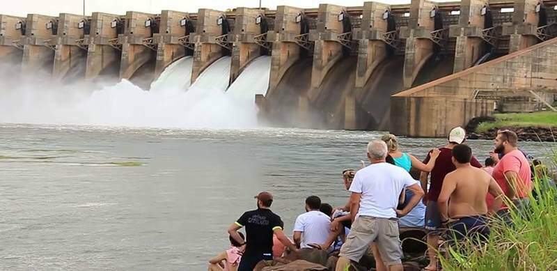 A usina hidrelétrica de Ilha Solteira, maior do Sudeste em potência instalada, chegou neste domingo à beira do colapso