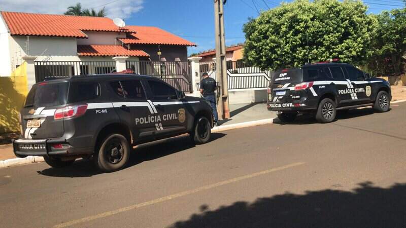 Polícia Civil durante cumprimento de mandado na casa do suspeito