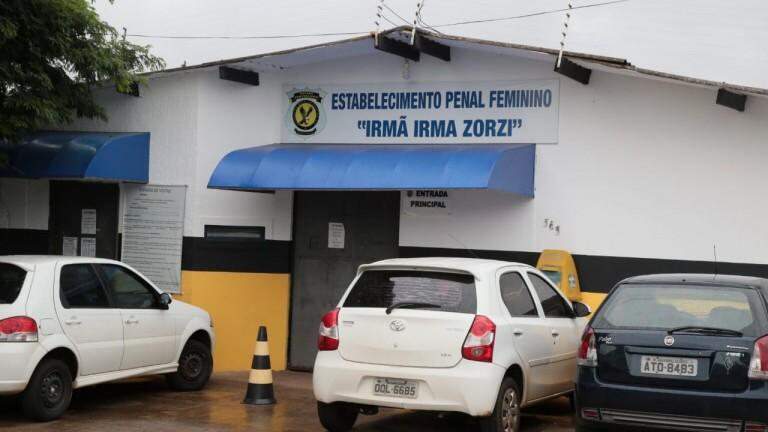 Pelo celular, detenta reclama de suposta farra em presídio feminino de Campo Grande