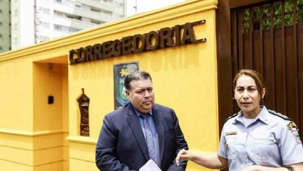 Itamara e o advogado José Roberto Rosa no dia do julgamento militar
