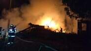 Bombeiro tenta apagar fogo em uma das casas incendiadas na cidade - Ivinotícias