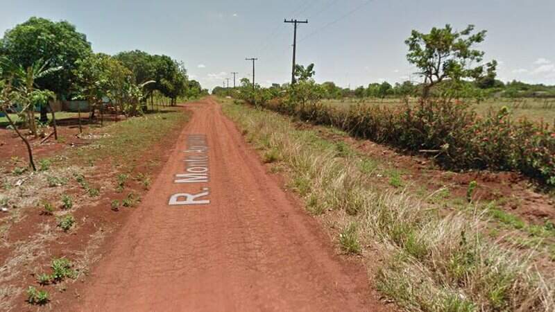 Ele estava caído em estrada de chão.