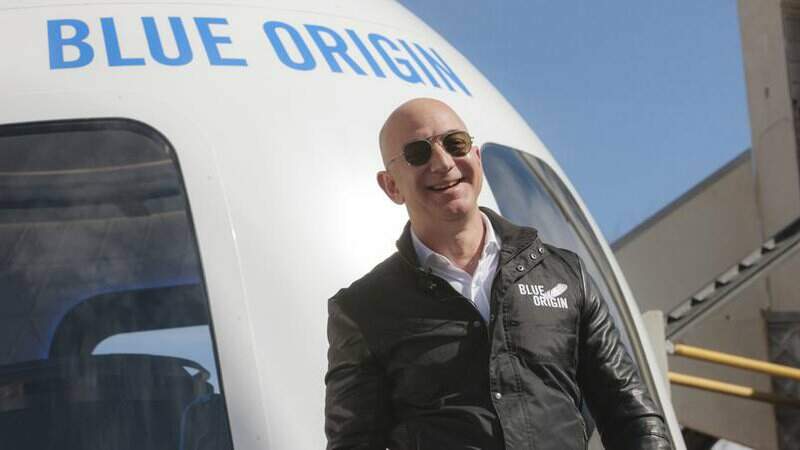 Jeff Bezos ao lado da capsula New Shepard