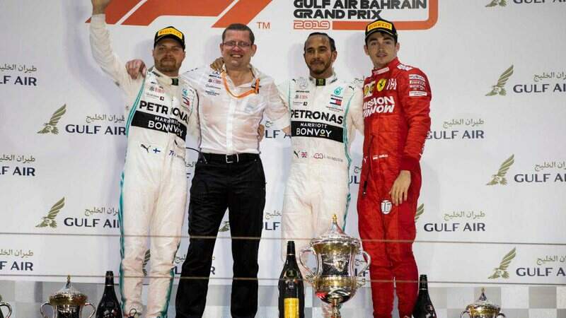 Hamilton se aproveitou de falha com Leclerc e venceu no Bahrein. (Foto: Divulgação/F1)