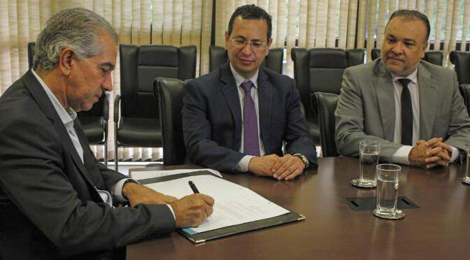 Reinaldo Azambuja em agenda com Paulo Passos na Governadoria. (Foto: Chico Ribeiro/Governo do Estado)
