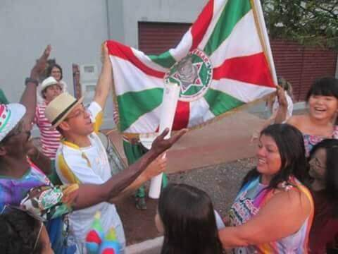 Na foto, Alan segura a bandeira da Deixa Falar e a Tocha Olímpica que passou por Campo Grande e ele carregou. (Foto: Arquivo pessoal/Facebook)