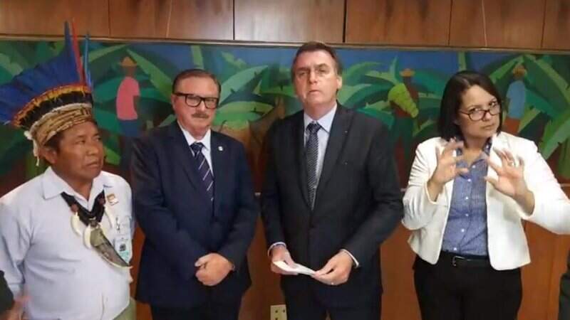 Presidente Jair Bolsonaro se reuniu com representantes indígenas em Brasília (Foto: Reprodução Facebook)