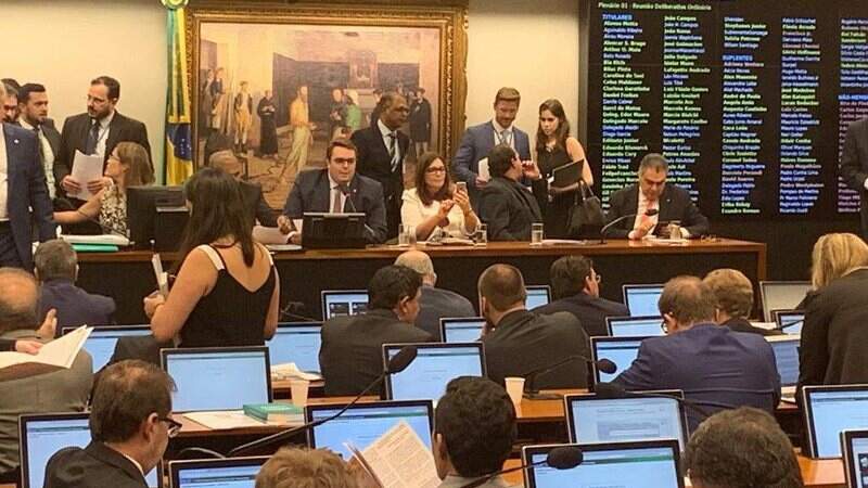 Deputados discutem texto da reforma da Previdência Social na CCJ da Câmara (Foto: Agência Câmara)